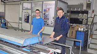 Trotz Behinderung integriert sich Tobias Daschner ins Arbeitsumfeld - „Ein feiner Kerl“, findet Werkstattleiter Horst Tischner (rechts). Trotz Behinderung integriert sich Tobias Daschner ins Arbeitsumfeld - „Ein feiner Kerl“, findet Werkstattleiter Horst Tischner (rechts).