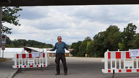 Martin Hillebrand unter der Dultbrücke, die für ihn das Symbol für den Dreitage-Arche-Nova-Flohmarkt auf dem Dultplatz ist. Martin Hillebrand unter der Dultbrücke, die für ihn das Symbol für den Dreitage-Arche-Nova-Flohmarkt auf dem Dultplatz ist.