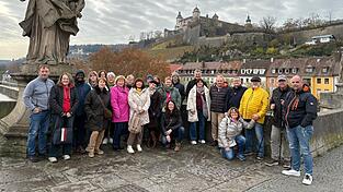 Die Alte Mainbrücke gleicht der Karlsbrücke in Prag und bot ein wunderbares Motiv mit den Ausflüglern vor der Altstadt. Die Alte Mainbrücke gleicht der Karlsbrücke in Prag und bot ein wunderbares Motiv mit den Ausflüglern vor der Altstadt.