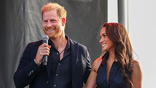 Prinz Harry und Herzogin Meghan packen in einer Gemeinschaftsküche mit an. (Archivbild) Prinz Harry und Herzogin Meghan packen in einer Gemeinschaftsküche mit an. (Archivbild)