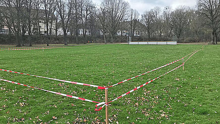 Auf der Liegewiese des Aquatherm ist die vom Volleyballverein Nawaro gewünschte Maximallösung ausgesteckt. Die Stadtwerke haben dem Verein eine kleinere Alternative vorgeschlagen. Für den Erhalt der Liegewiese für die Gäste des Freibads gibt es eine Online-Petition, die bisher 616 Menschen unterschrieben haben. Auf der Liegewiese des Aquatherm ist die vom Volleyballverein Nawaro gewünschte Maximallösung ausgesteckt. Die Stadtwerke haben dem Verein eine kleinere Alternative vorgeschlagen. Für den Erhalt der Liegewiese für die Gäste des Freibads gibt es eine Online-Petition, die bisher 616 Menschen unterschrieben haben.