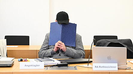 Der Angeklagte schweigt beim Prozessauftakt. Der Angeklagte schweigt beim Prozessauftakt.