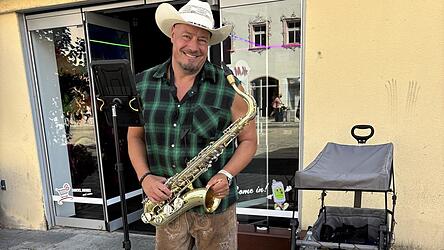 Nico aus Darmstadt alias „Saxy Cowboy“ ist noch bis Donnerstag am Stadtplatz vertreten. Nico aus Darmstadt alias „Saxy Cowboy“ ist noch bis Donnerstag am Stadtplatz vertreten.