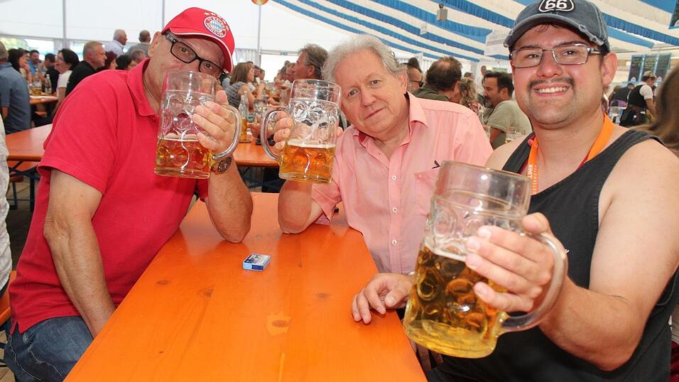 Zur Musik von Headless wurde ausgelassen gefeiert. Zur Musik von Headless wurde ausgelassen gefeiert.