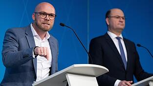 Digitalminister Fabian Mehring (l.) hat sich im regierungsinternen Konflikt mit Finanzminister Albert Füracker durchgesetzt. (Archiv) Digitalminister Fabian Mehring (l.) hat sich im regierungsinternen Konflikt mit Finanzminister Albert Füracker durchgesetzt. (Archiv)