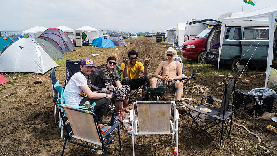 Auf dem Campingplatz lassen es die Pfingst-Open-Air-Besucher richtig krachen, aufgenommen von Regina Hölzel am Freitag. Auf dem Campingplatz lassen es die Pfingst-Open-Air-Besucher richtig krachen, aufgenommen von Regina Hölzel am Freitag.
