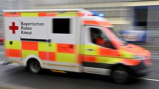 Der Arbeiter wurde schwer verletzt in ein Krankenhaus gebracht. (Symbolbild) Der Arbeiter wurde schwer verletzt in ein Krankenhaus gebracht. (Symbolbild)