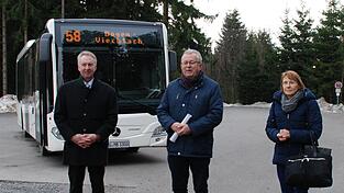 Im Dezember 2023 war es, als Landrat Josef Laumer (Mitte) und ÖPNV-Fachfrau Brigitte Tschimmel (rechts) zusammen mit Regens stellvertretendem Landrat Helmut Plenk (links) die neue Linie 58 vorstellten. Im Dezember 2023 war es, als Landrat Josef Laumer (Mitte) und ÖPNV-Fachfrau Brigitte Tschimmel (rechts) zusammen mit Regens stellvertretendem Landrat Helmut Plenk (links) die neue Linie 58 vorstellten.