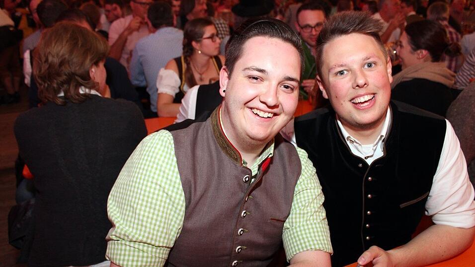 Die Frühjahrsdult 2017 in Landshut neigt sich dem Ende entgegen. Grund genug, noch einmal richtig in den Bierzelten zu feiern - abgerundet vom traditionellen Feuerwerk. Die Frühjahrsdult 2017 in Landshut neigt sich dem Ende entgegen. Grund genug, noch einmal richtig in den Bierzelten zu feiern - abgerundet vom traditionellen Feuerwerk.