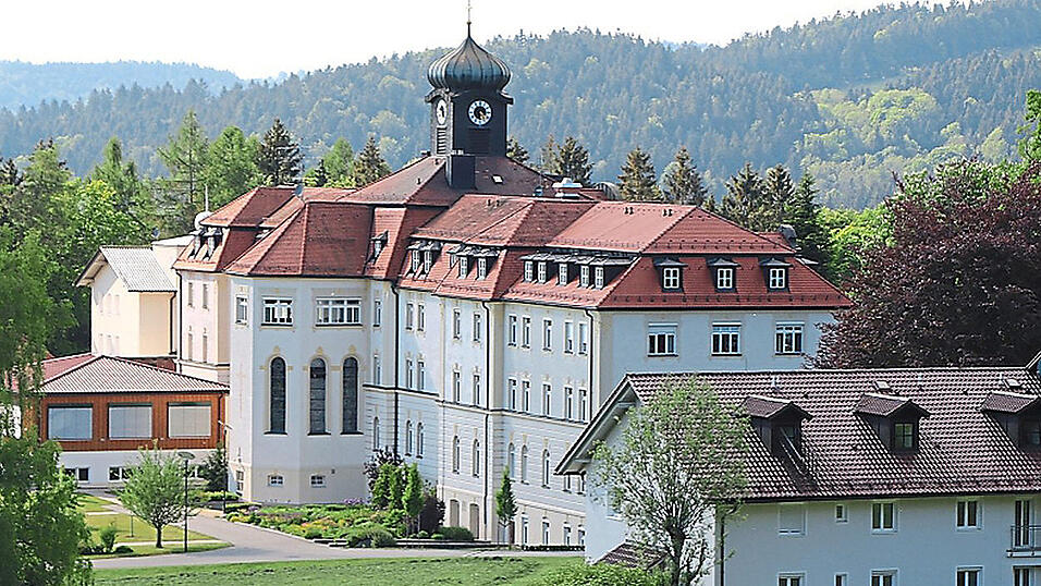 Idyllisch eingebettet in Wiesen und Wälder, aber etwas abgeschieden liegt das ehemalige Tagungs- und Erholungsheim Kostenz, das zur Gemeinde Perasdorf gehört. Aus Rentabilitätsgründen haben es die früheren Eigentümer, die Barmherzigen Brüder, an einen Investor verkauft. Der neue Eigentümer verhandelt jetzt mit der Regierung von Niederbayern über die Unterbringung von Geflüchteten auf dem großen Areal. Idyllisch eingebettet in Wiesen und Wälder, aber etwas abgeschieden liegt das ehemalige Tagungs- und Erholungsheim Kostenz, das zur Gemeinde Perasdorf gehört. Aus Rentabilitätsgründen haben es die früheren Eigentümer, die Barmherzigen Brüder, an einen Investor verkauft. Der neue Eigentümer verhandelt jetzt mit der Regierung von Niederbayern über die Unterbringung von Geflüchteten auf dem großen Areal.