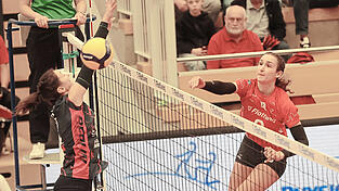Kein echtes Hindernis: Die Roten Raben hauten den Berlinerinnen die Bälle regelmäßig um die Ohren. In dieser Szene wuchtet Julia Brandhuber (rechts) den Ball am Einerblock der Gäste vorbei. Kein echtes Hindernis: Die Roten Raben hauten den Berlinerinnen die Bälle regelmäßig um die Ohren. In dieser Szene wuchtet Julia Brandhuber (rechts) den Ball am Einerblock der Gäste vorbei.
