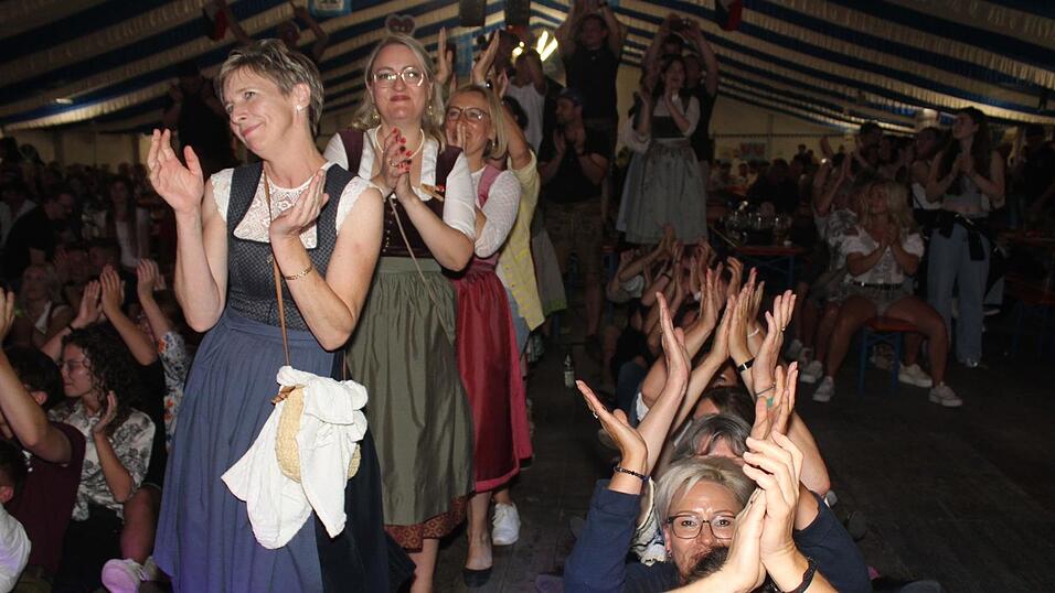 Zur Musik von Headless wurde ausgelassen gefeiert. Zur Musik von Headless wurde ausgelassen gefeiert.