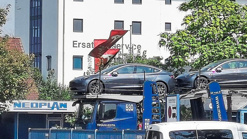 Tesla-Fahnen wehen in Pilsting. Tesla-Fahnen wehen in Pilsting.