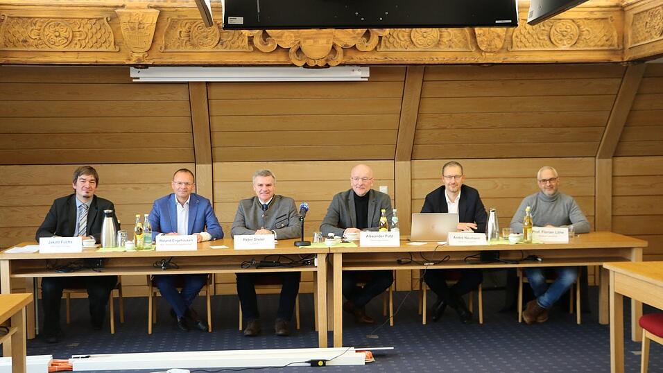 Vertreter der Politik, Kliniken und der Krankenhausgesellschaft stellten sich am Montag bei einer Pressekonferenz hinter die Fusionspläne. Vertreter der Politik, Kliniken und der Krankenhausgesellschaft stellten sich am Montag bei einer Pressekonferenz hinter die Fusionspläne.