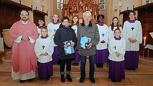 Maria Hertreiter und Albert Pöschl (M.) mit Dekan Jürgen Josef Eckl und den Ministranten Maria Hertreiter und Albert Pöschl (M.) mit Dekan Jürgen Josef Eckl und den Ministranten