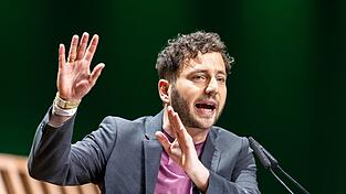 Für den Klimaschutz will der Grünen-Vorsitzende Felix Banaszak Wohlhabende zur Kasse bitten. Für den Klimaschutz will der Grünen-Vorsitzende Felix Banaszak Wohlhabende zur Kasse bitten.