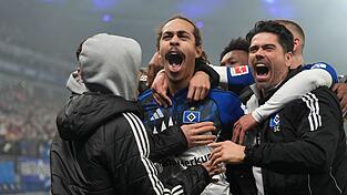 Yussuf Poulsen (M) lässt sich für seinen Siegtreffer feiern. Yussuf Poulsen (M) lässt sich für seinen Siegtreffer feiern.