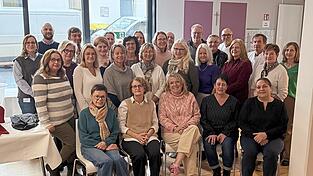 Die Betriebs- und Altersjubilare sowie in die Rente ausgeschiedenen Mitarbeiter des Krankenhauses Vilsbiburg mit den jeweiligen fachlichen Vorgesetzten und Jakob Fuchs, Geschäftsführender Vorstandsvorsitzender der Lakumed- Kliniken. Die Betriebs- und Altersjubilare sowie in die Rente ausgeschiedenen Mitarbeiter des Krankenhauses Vilsbiburg mit den jeweiligen fachlichen Vorgesetzten und Jakob Fuchs, Geschäftsführender Vorstandsvorsitzender der Lakumed- Kliniken.