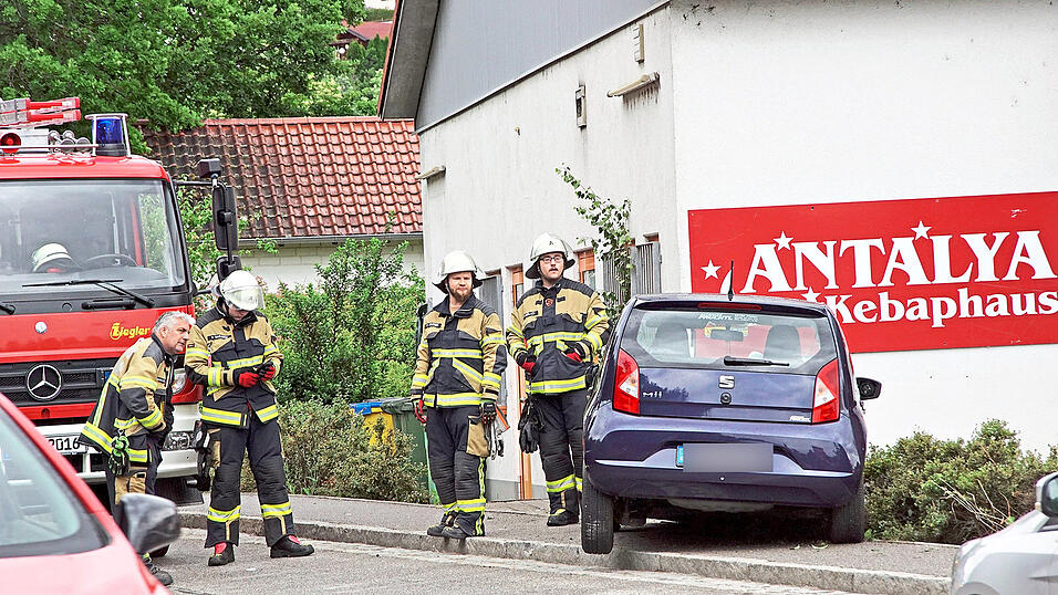 In Wörth an der Donau ist ein Autofahrer gegen eine Dönerbude gefahren. In Wörth an der Donau ist ein Autofahrer gegen eine Dönerbude gefahren.