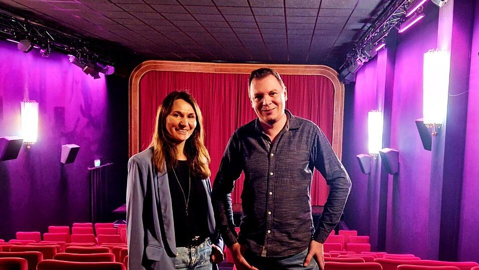 Die beiden Moderatoren, Claudia Lorenz von NiederbayernTV und Johannes Bäumel von der Landauer Zeitung, fühlen den Bürgermeisterkandidaten nicht nur bei eigenen Fragen zu verschiedenen Themenschwerpunkten auf den Zahn. Sie geben auch Fragen der Leser und Zuschauer direkt weiter. Die beiden Moderatoren, Claudia Lorenz von NiederbayernTV und Johannes Bäumel von der Landauer Zeitung, fühlen den Bürgermeisterkandidaten nicht nur bei eigenen Fragen zu verschiedenen Themenschwerpunkten auf den Zahn. Sie geben auch Fragen der Leser und Zuschauer direkt weiter.