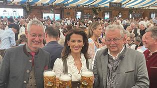 Stoßen zusammen auf ein schönes Gäubodenvolksfest an (v.l.): Straubings Oberbürgermeister Markus Pannermayr, Bayerns Landwirtschaftsministerin Michaela Kaniber und Straubing-Bogens Landrat Josef Laumer. Stoßen zusammen auf ein schönes Gäubodenvolksfest an (v.l.): Straubings Oberbürgermeister Markus Pannermayr, Bayerns Landwirtschaftsministerin Michaela Kaniber und Straubing-Bogens Landrat Josef Laumer.