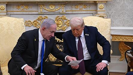 Der israelische Ministerpräsident Benjamin Netanjahu (l.) und US-Präsident Donald Trump: Nicht erst seit der jüngsten Eskalation im Nahen Osten gilt das als angespannt. Der israelische Ministerpräsident Benjamin Netanjahu (l.) und US-Präsident Donald Trump: Nicht erst seit der jüngsten Eskalation im Nahen Osten gilt das als angespannt.