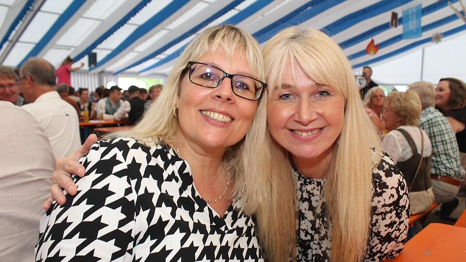 Zur Musik von Headless wurde ausgelassen gefeiert. Zur Musik von Headless wurde ausgelassen gefeiert.