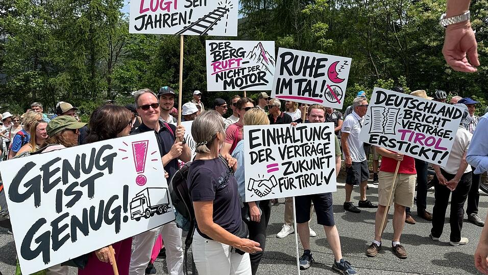 Teilnehmer der Demonstration haben sich zur Protestaktion gegen die Verkehrsflut am Brenner versammelt. Teilnehmer der Demonstration haben sich zur Protestaktion gegen die Verkehrsflut am Brenner versammelt.
