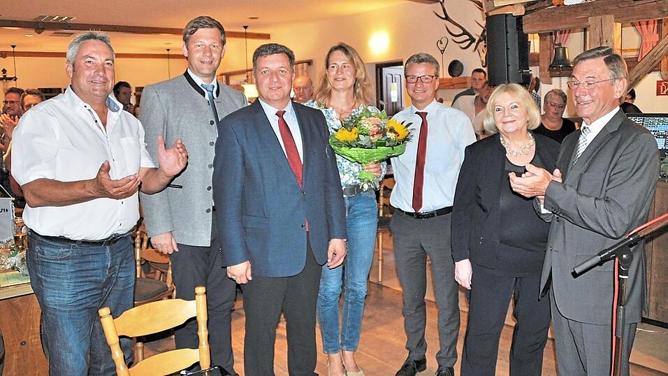 Applaus, Applaus: Christian Bernreiter wurde zum CSU-Landratskandidaten gewählt. Im Bild zu sehen (v. l.): Michael Klampfl, Thomas Erndl, Christian Bernreiter mit seiner Frau Ann-Kathrin, Bernd Sibler, Margret Tuchen und Barthl Kalb. Applaus, Applaus: Christian Bernreiter wurde zum CSU-Landratskandidaten gewählt. Im Bild zu sehen (v. l.): Michael Klampfl, Thomas Erndl, Christian Bernreiter mit seiner Frau Ann-Kathrin, Bernd Sibler, Margret Tuchen und Barthl Kalb.