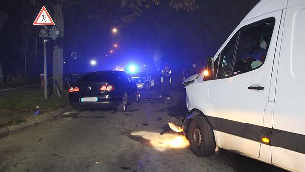 Beide Fahrzeuge waren nicht mehr fahrtüchtig und wurden abgeschleppt. Beide Fahrzeuge waren nicht mehr fahrtüchtig und wurden abgeschleppt.
