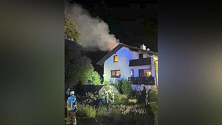 Im Chamer Stadtteil Hof brannte das Dachgeschoss eines Anweens. Das schnelle Eingreifen der Feuerwehr verhinderte das Schlimmste. Im Chamer Stadtteil Hof brannte das Dachgeschoss eines Anweens. Das schnelle Eingreifen der Feuerwehr verhinderte das Schlimmste.