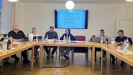 Bei der Verlesung der Stellungnahmen und Einwendungen: (v. l.) Jürgen Tauer (FWG), Anja Mittermeier (Bauamt), Planer Daniel Wagner (Geoplan), Bürgermeisterin Monika Obermeier, Thomas Reichl (CSU) und Stefan Zitzelsberger (CSU). Bei der Verlesung der Stellungnahmen und Einwendungen: (v. l.) Jürgen Tauer (FWG), Anja Mittermeier (Bauamt), Planer Daniel Wagner (Geoplan), Bürgermeisterin Monika Obermeier, Thomas Reichl (CSU) und Stefan Zitzelsberger (CSU).