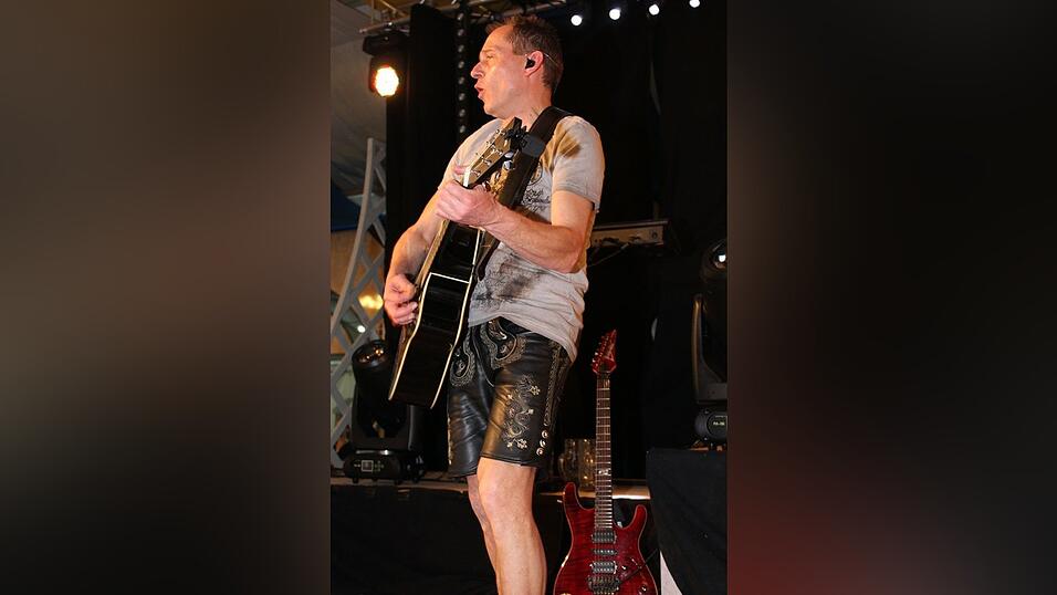 Die Frühjahrsdult 2017 in Landshut neigt sich dem Ende entgegen. Grund genug, noch einmal richtig in den Bierzelten zu feiern - abgerundet vom traditionellen Feuerwerk. Die Frühjahrsdult 2017 in Landshut neigt sich dem Ende entgegen. Grund genug, noch einmal richtig in den Bierzelten zu feiern - abgerundet vom traditionellen Feuerwerk.