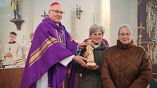 Bischof Voderholzer übergibt die „Mutter Gottes in der Hoffnung“ an Monika Schneil. Bischof Voderholzer übergibt die „Mutter Gottes in der Hoffnung“ an Monika Schneil.