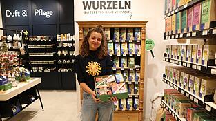 Sonnentor-Mitarbeiterin Lea Zirngibl mit der Wohlfühlbox. Sonnentor-Mitarbeiterin Lea Zirngibl mit der Wohlfühlbox.