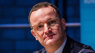 Spahn reagiert mit dem Schritt auf Aufregung wegen seiner Abwesenheit an zwei Tagen der vergangenen Bundestags-Sitzungswoche. (Archivbild) Spahn reagiert mit dem Schritt auf Aufregung wegen seiner Abwesenheit an zwei Tagen der vergangenen Bundestags-Sitzungswoche. (Archivbild)
