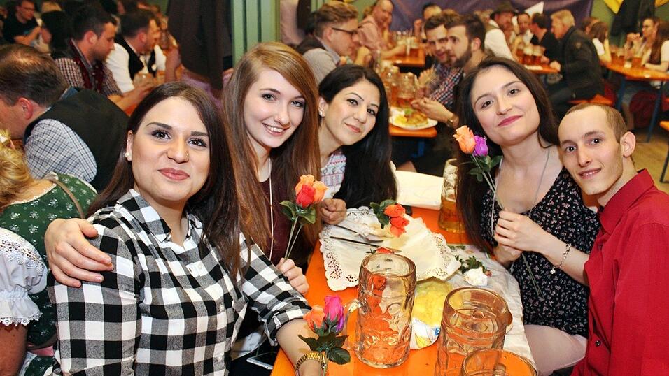 Die Frühjahrsdult 2017 in Landshut neigt sich dem Ende entgegen. Grund genug, noch einmal richtig in den Bierzelten zu feiern - abgerundet vom traditionellen Feuerwerk. Die Frühjahrsdult 2017 in Landshut neigt sich dem Ende entgegen. Grund genug, noch einmal richtig in den Bierzelten zu feiern - abgerundet vom traditionellen Feuerwerk.