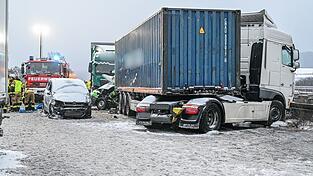 Auf der Autobahn 93 starben mindestens drei Menschen. Auf der Autobahn 93 starben mindestens drei Menschen.
