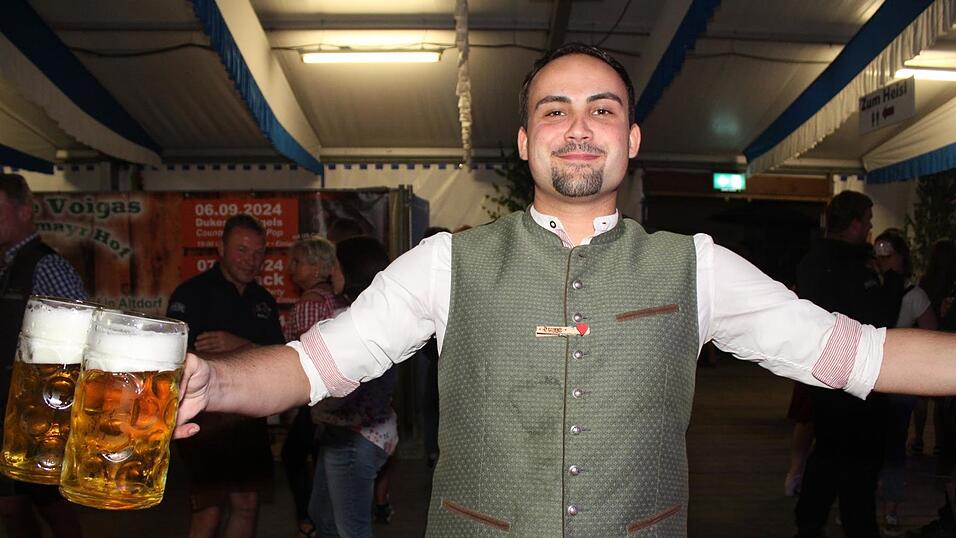 Zur Musik von Headless wurde ausgelassen gefeiert. Zur Musik von Headless wurde ausgelassen gefeiert.