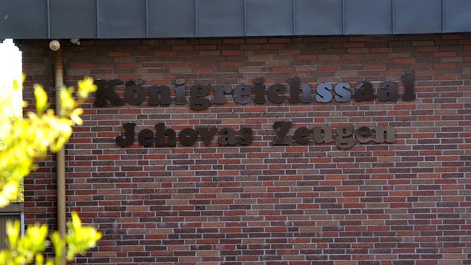 Ein bislang unbekannter Täter hatte es in den vergangenen Tagen auf den Königreichssaal der Zeugen Jehovas in Dingolfing abgesehen. Die Polizei ermittelt. (Symbolbild) Ein bislang unbekannter Täter hatte es in den vergangenen Tagen auf den Königreichssaal der Zeugen Jehovas in Dingolfing abgesehen. Die Polizei ermittelt. (Symbolbild)