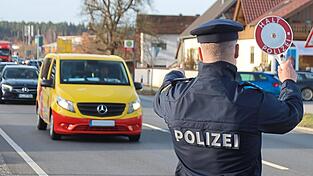 Sekunden entscheiden darüber, wer angehalten wird. Die Erfahrung der Polizeibeamten spielt dabei eine große Rolle. Sekunden entscheiden darüber, wer angehalten wird. Die Erfahrung der Polizeibeamten spielt dabei eine große Rolle.