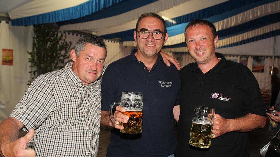 Zur Musik von Headless wurde ausgelassen gefeiert. Zur Musik von Headless wurde ausgelassen gefeiert.