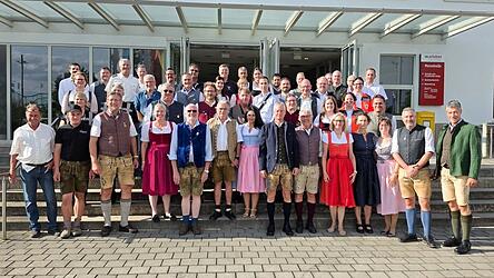 Das Team der Ausstellungs GmbH, Aufsichtsrat und Vertreter der Einsatzdienste, erleichtert über den in herausfordernden Zeiten friedlichen Verlauf von Volksfest und Ostbayernschau. Das Team der Ausstellungs GmbH, Aufsichtsrat und Vertreter der Einsatzdienste, erleichtert über den in herausfordernden Zeiten friedlichen Verlauf von Volksfest und Ostbayernschau.