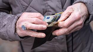 Blickpunkt Rente: Wie viel mehr oder weniger es künftig gibt, entscheidet sich im Bundestag. (Symbolbild) Blickpunkt Rente: Wie viel mehr oder weniger es künftig gibt, entscheidet sich im Bundestag. (Symbolbild)