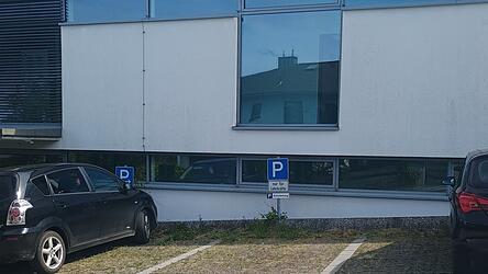 Der Parkplatz der Schulleitung ist leer, die anderen Plätze am Mittwochvormittag alle besetzt. Der Parkplatz der Schulleitung ist leer, die anderen Plätze am Mittwochvormittag alle besetzt.
