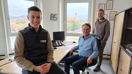 Bernhard Schierer (Bildmitte) ist jetzt der Senior und ins Büro von seinem Vater Ludwig eingezogen. „Der Michael brauchte auch ein Büro“, sagt er. Denn Sohn Michael (links) ist ins Unternehmen eingetreten. Sebastian Schierer (rechts) kümmert sich seit drei Jahren schon eigenständig um die Galvanik in Roding. Bernhard Schierer (Bildmitte) ist jetzt der Senior und ins Büro von seinem Vater Ludwig eingezogen. „Der Michael brauchte auch ein Büro“, sagt er. Denn Sohn Michael (links) ist ins Unternehmen eingetreten. Sebastian Schierer (rechts) kümmert sich seit drei Jahren schon eigenständig um die Galvanik in Roding.