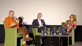 Münchens Alt-Oberbürgermeister Christian Ude (links), OB-Kandidat Christoph Rabl und Moderatorin Caroline Matzko im Gespräch beim „Zukunftstalk“ im Kinopolis Landshut. Münchens Alt-Oberbürgermeister Christian Ude (links), OB-Kandidat Christoph Rabl und Moderatorin Caroline Matzko im Gespräch beim „Zukunftstalk“ im Kinopolis Landshut.