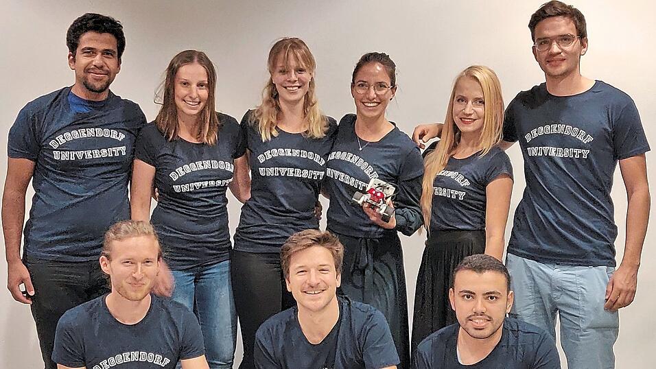 Bringen das neue Workshop-Konzept der THD an Schulen: Anna Kaiser (hinten, 3. v. r.) und Ursula Pähler ( hinten, 2. v. r.) von der MINT-Förderung mit ihren studentischen Tutoren verschiedenster Studiengänge. Bringen das neue Workshop-Konzept der THD an Schulen: Anna Kaiser (hinten, 3. v. r.) und Ursula Pähler ( hinten, 2. v. r.) von der MINT-Förderung mit ihren studentischen Tutoren verschiedenster Studiengänge.