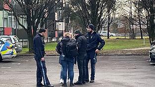 Ein 49-Jähriger soll auf offener Straße mit einem Küchenmesser auf seine Ex-Partnerin eingestochen und sie dabei tödlich verletzt haben. Ein 49-Jähriger soll auf offener Straße mit einem Küchenmesser auf seine Ex-Partnerin eingestochen und sie dabei tödlich verletzt haben.