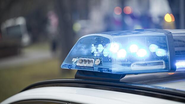 Die Polizei ermittelt nach einem Diebstahl aus einem Mercedes Transporter im Straubinger Osten. Die Polizei ermittelt nach einem Diebstahl aus einem Mercedes Transporter im Straubinger Osten.